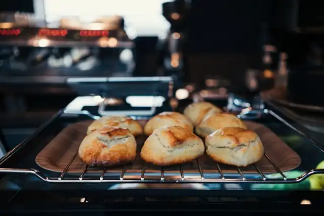 Zitronen-Ingwer-Scones mit knuspriger Kruste, die süßes Zitrusfrüchtearoma, würzigen Ingwer und ayurvedische Zutaten vereinen.